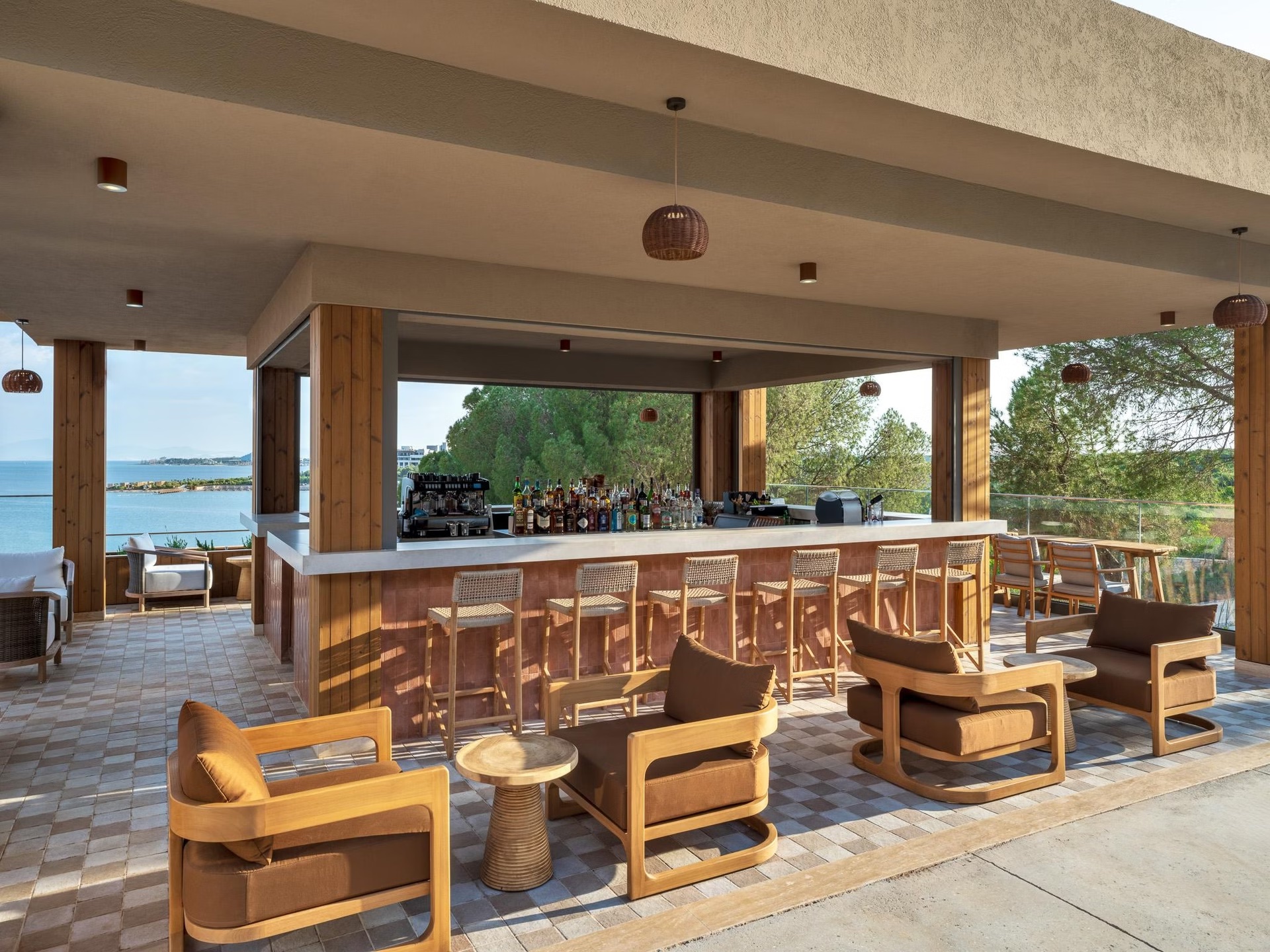 Akra Didim deniz manzaralı barında ahşap koltuklar ve bar tabureleri