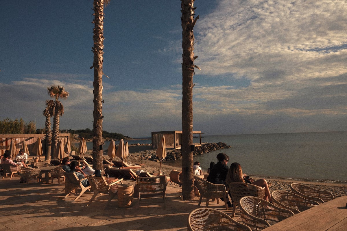Before Sunset Beach Çeşme sahil terasında rattan ve teak oturma grupları