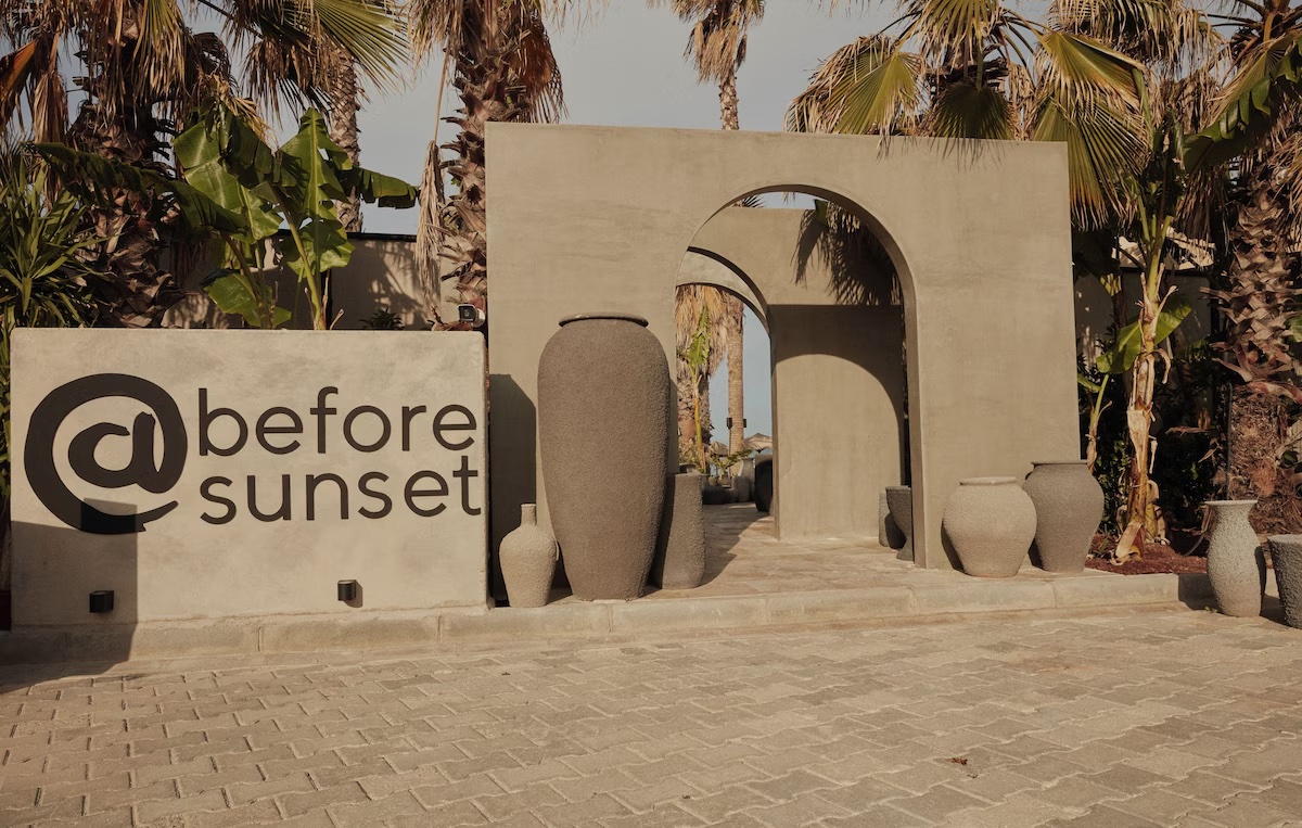Before Sunset Beach Çeşme girişi ve dekoratif küpler