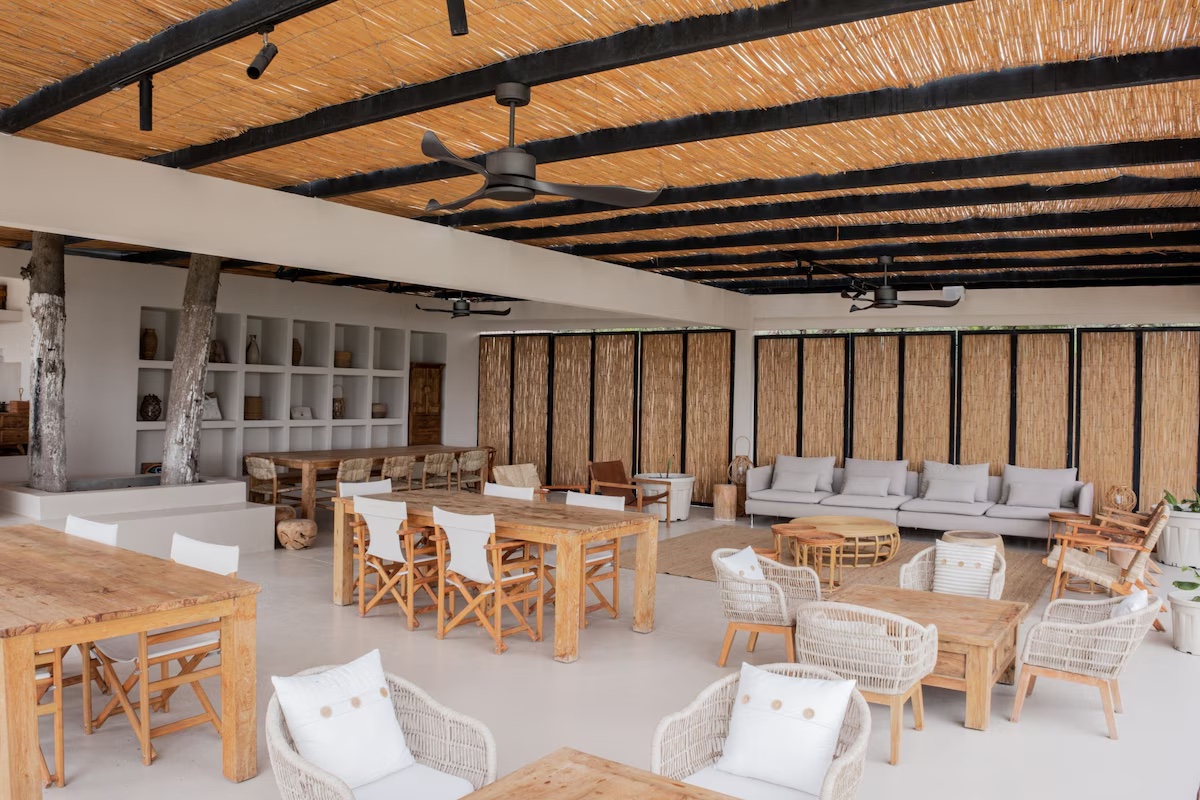 Gaia by the Sea Şifne restoran alanında ahşap masalar ve örgü sandalyeler