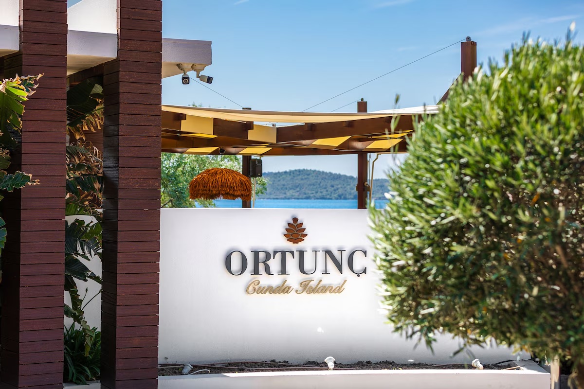 Ortunç Hotel Ayvalık girişi ve otel tabelası