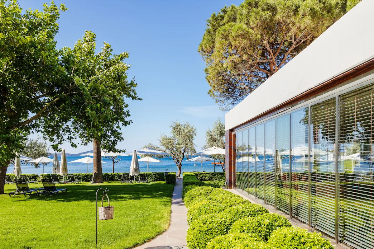Ortunç Hotel Ayvalık deniz kenarındaki bahçe ve yürüyüş yolu