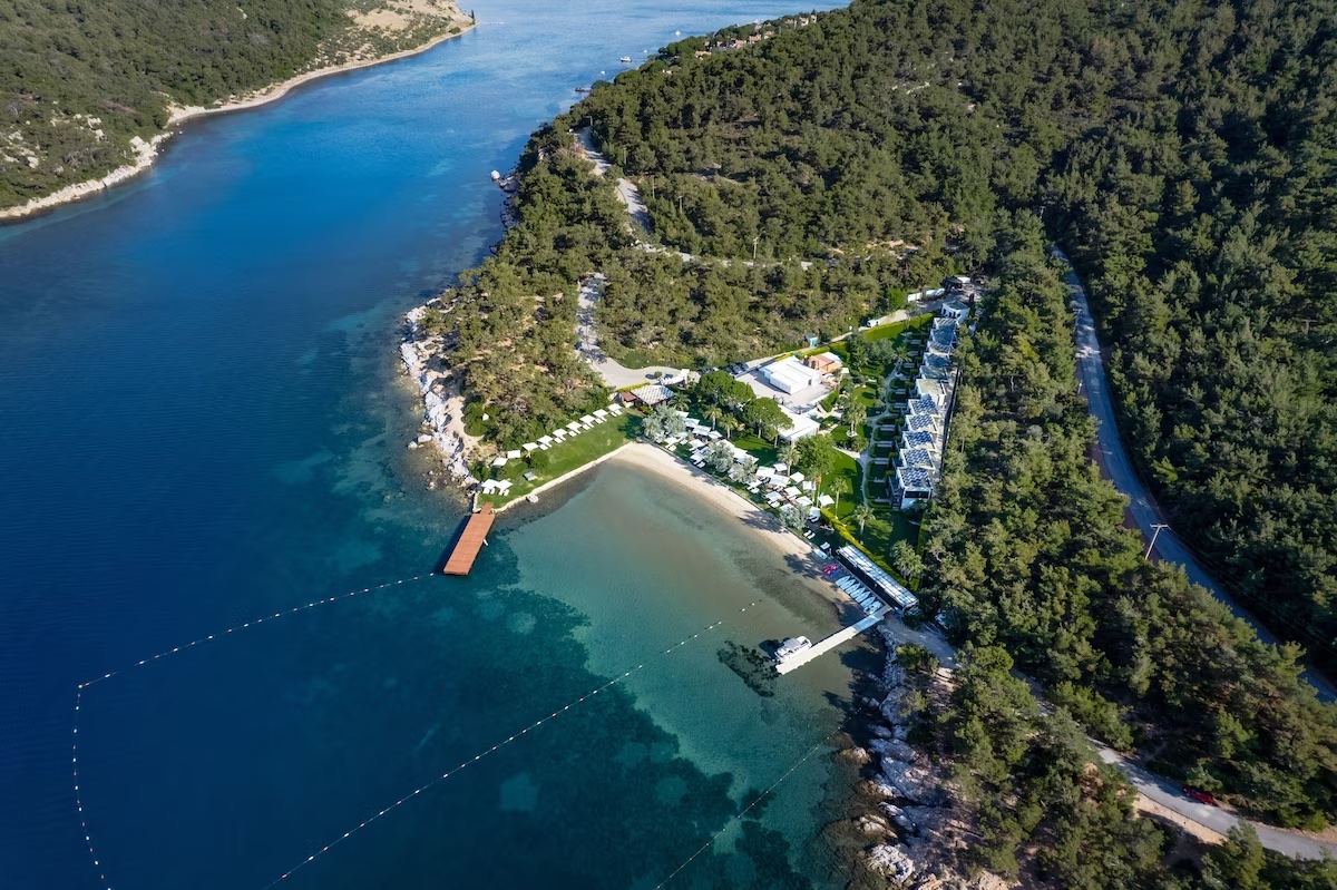 Ortunç Hotel Ayvalık ve koyun havadan görünümü