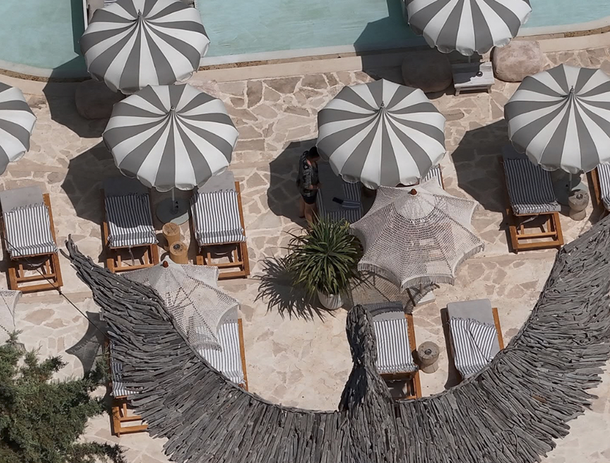 Qualista Beach Antalya havuz kenarında şemsiyeler ve şezlongların yukarıdan görünümü