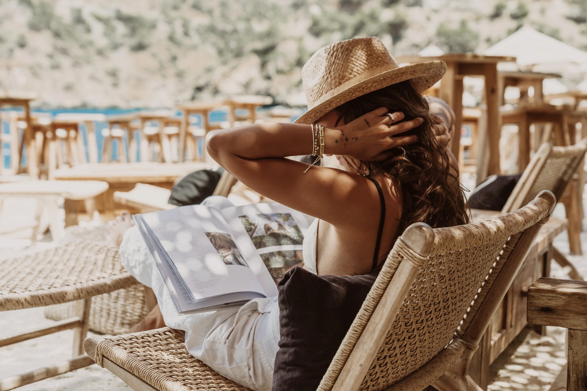 Sea Me Beach Fethiye plajında örgü şezlongda dinlenen misafir