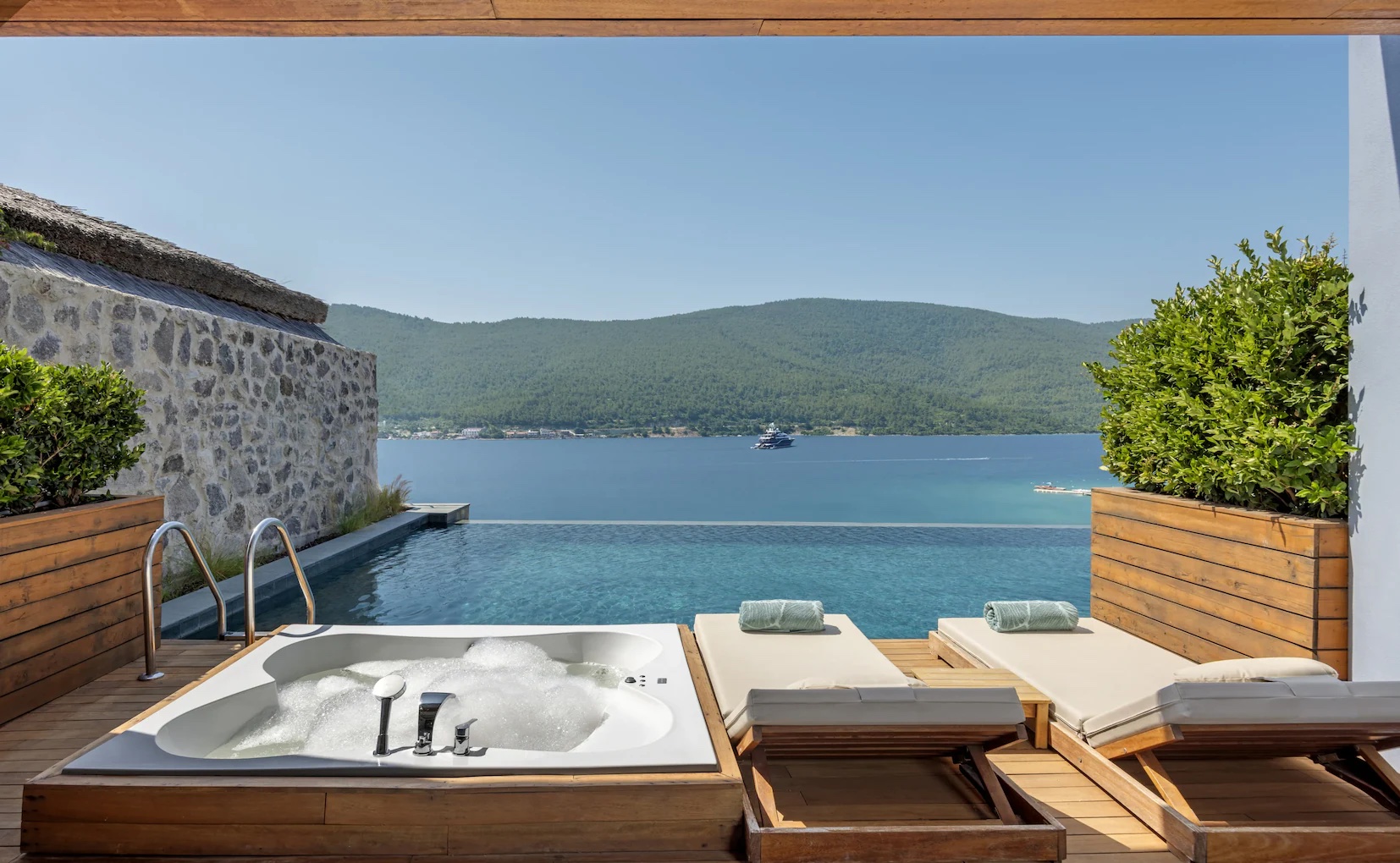 Titanic Deluxe Bodrum'da jakuzili teras, şezlonglar ve deniz manzarası