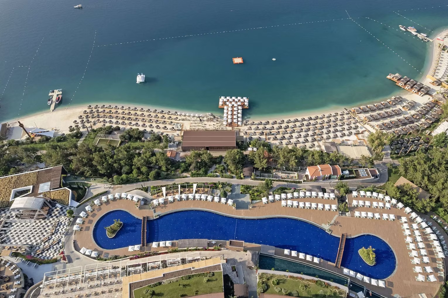 Titanic Deluxe Bodrum havuz ve plaj alanının havadan görünümü