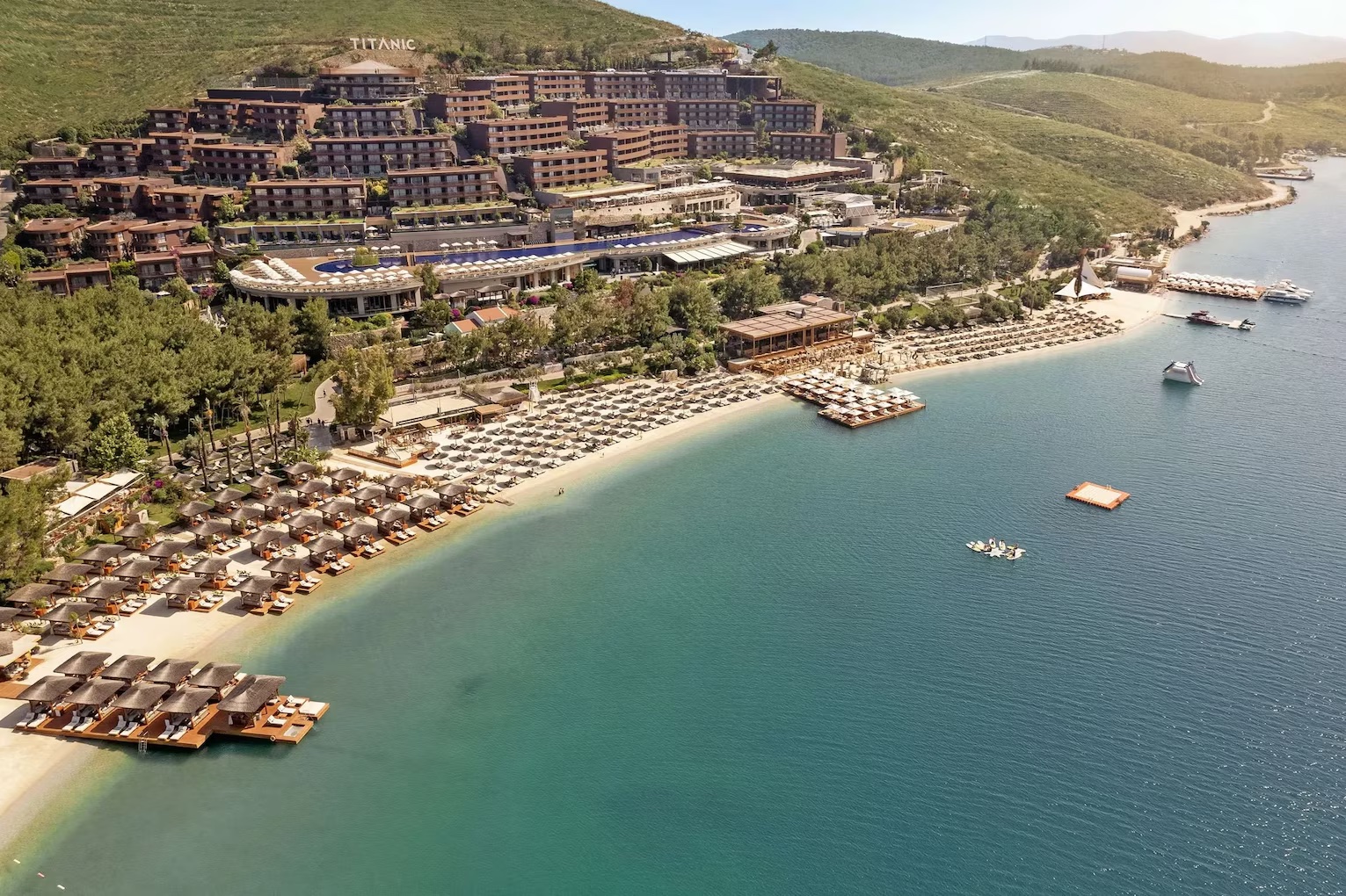 Titanic Deluxe Bodrum resort ve koyun havadan görünümü