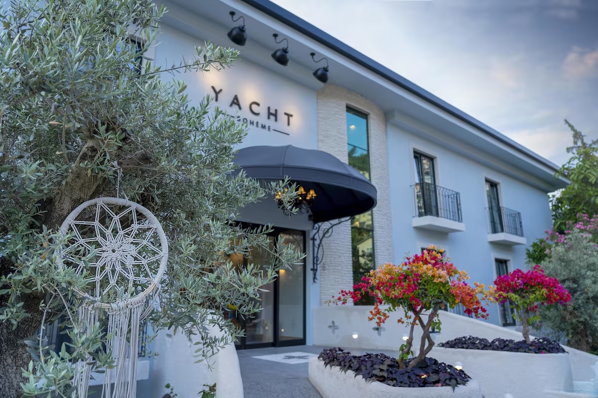 Yacht Boheme Hotel Fethiye girişi ve çiçekli bahçesi
