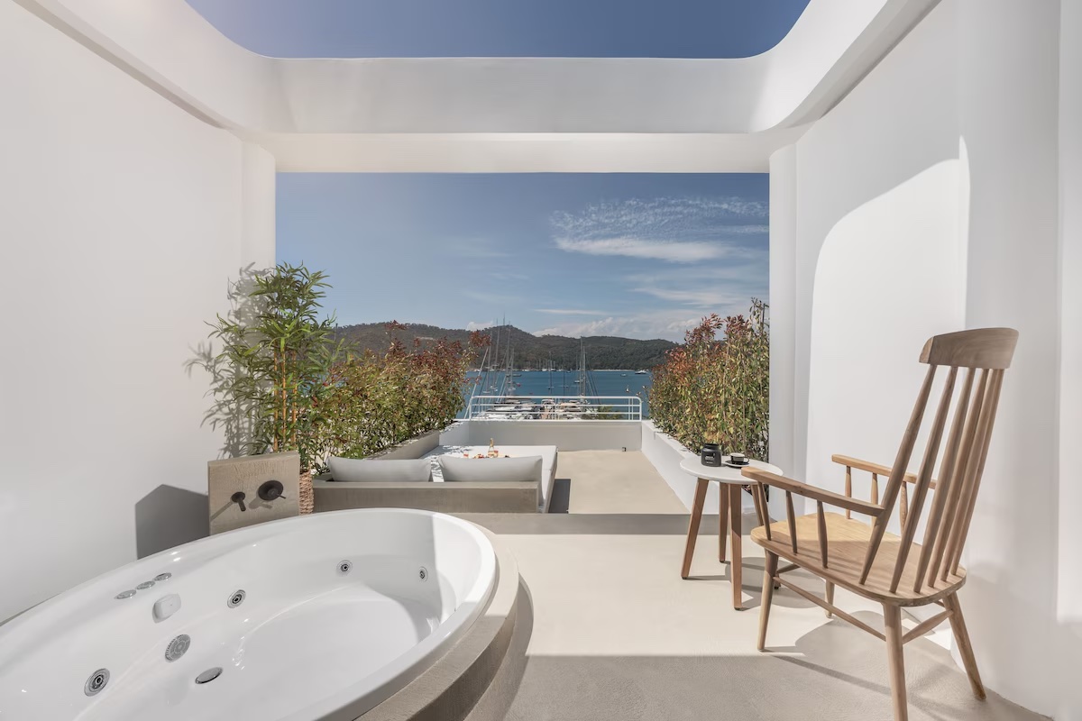 Yacht Classic Hotel Fethiye suit odasında jakuzi ve deniz manzaralı teras