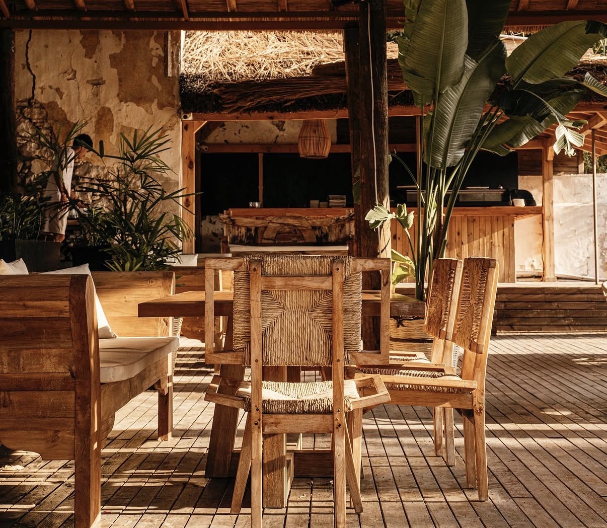 YUZU Beach Çeşme restoran alanında ahşap masa ve sandalyeler