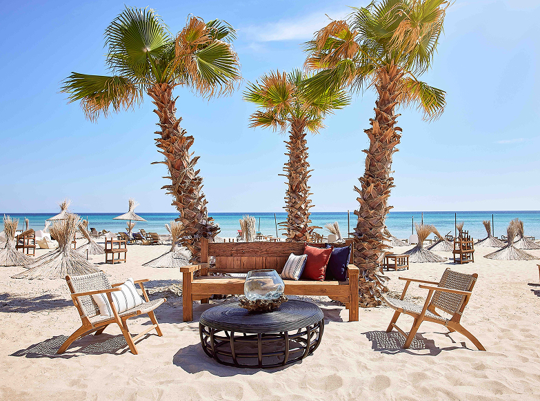 Plaj Dokuz Buçuk Çeşme plajında palmiyeler arasında lounge oturma alanı